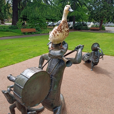 Kiwi visiting the capitol building city park. 